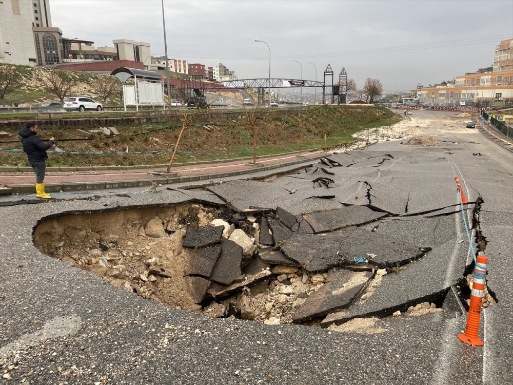 Şanlıurfa'da sel nedeniyle çöken yol trafiğe kapatıldı
