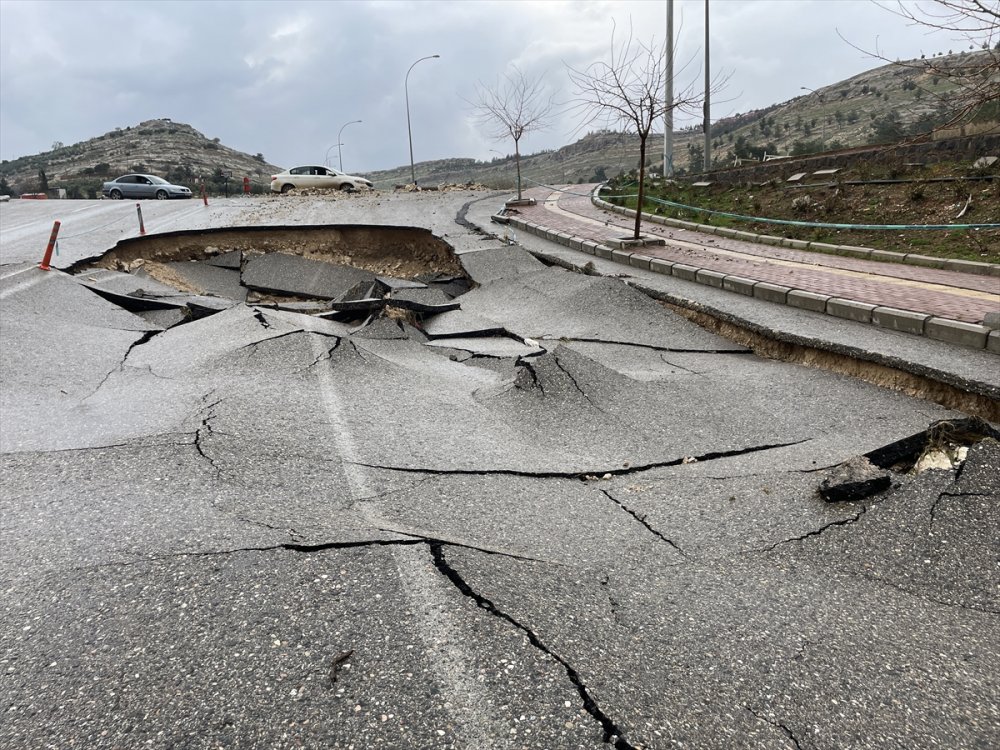 Şanlıurfa'da sel nedeniyle çöken yol trafiğe kapatıldı