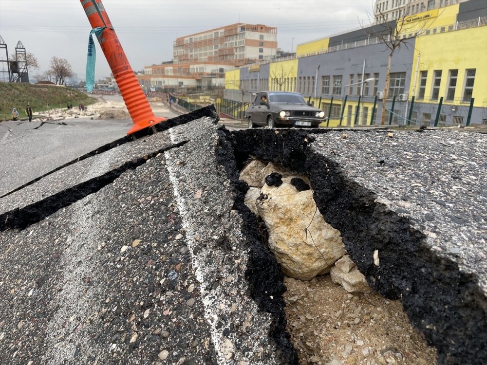 Şanlıurfa'da sel nedeniyle çöken yol trafiğe kapatıldı