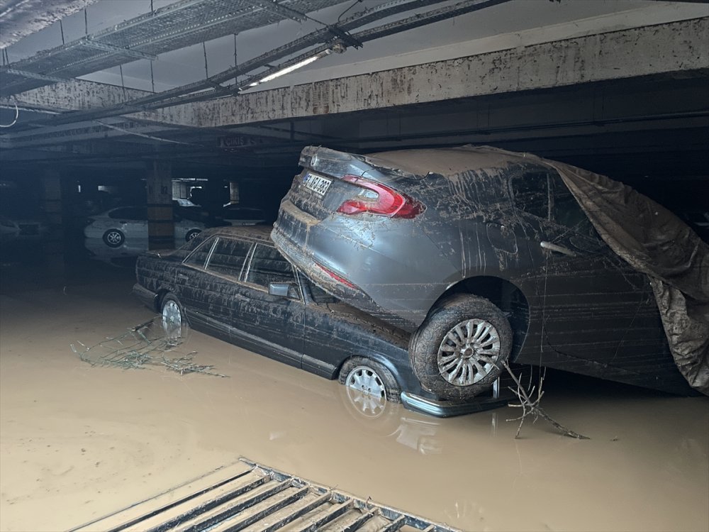 Şanlıurfa'da sel nedeniyle çöken yol trafiğe kapatıldı