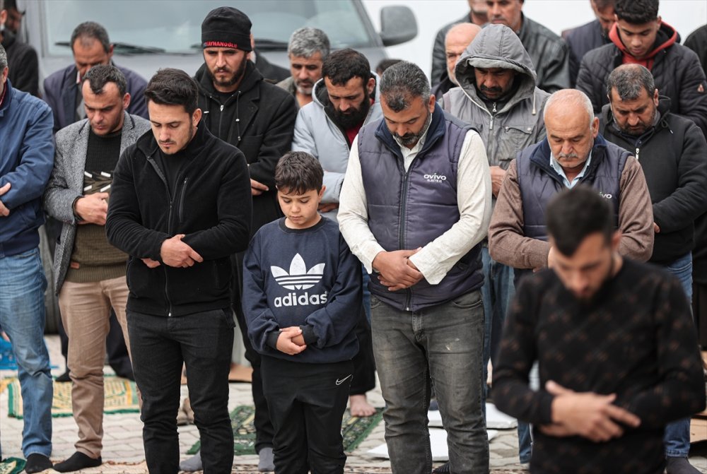 Depremden etkilenen Hatay'da cuma namazı kılındı