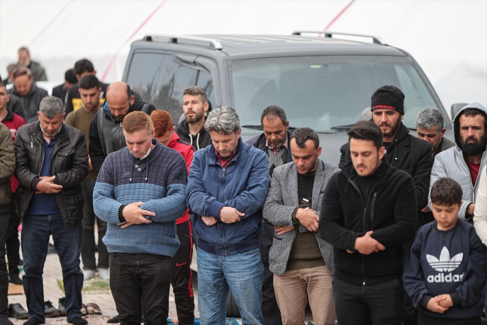 Depremden etkilenen Hatay'da cuma namazı kılındı