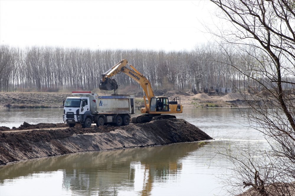 Taşkın önleme çalışmaları kapsamında Meriç Nehri yatağında kum temizliği yapılıyor