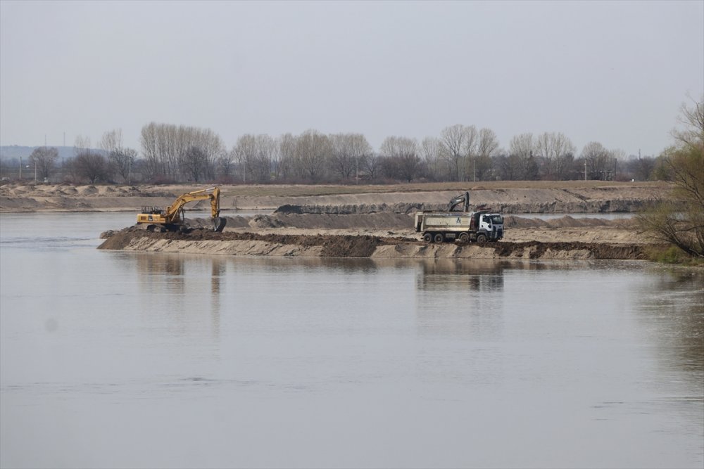 Taşkın önleme çalışmaları kapsamında Meriç Nehri yatağında kum temizliği yapılıyor