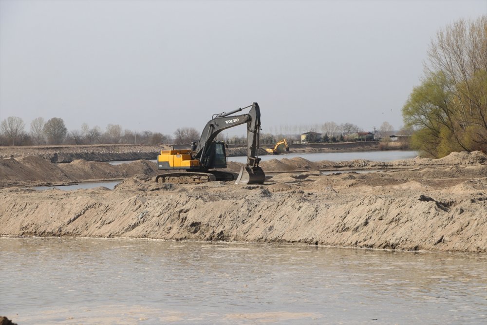 Taşkın önleme çalışmaları kapsamında Meriç Nehri yatağında kum temizliği yapılıyor
