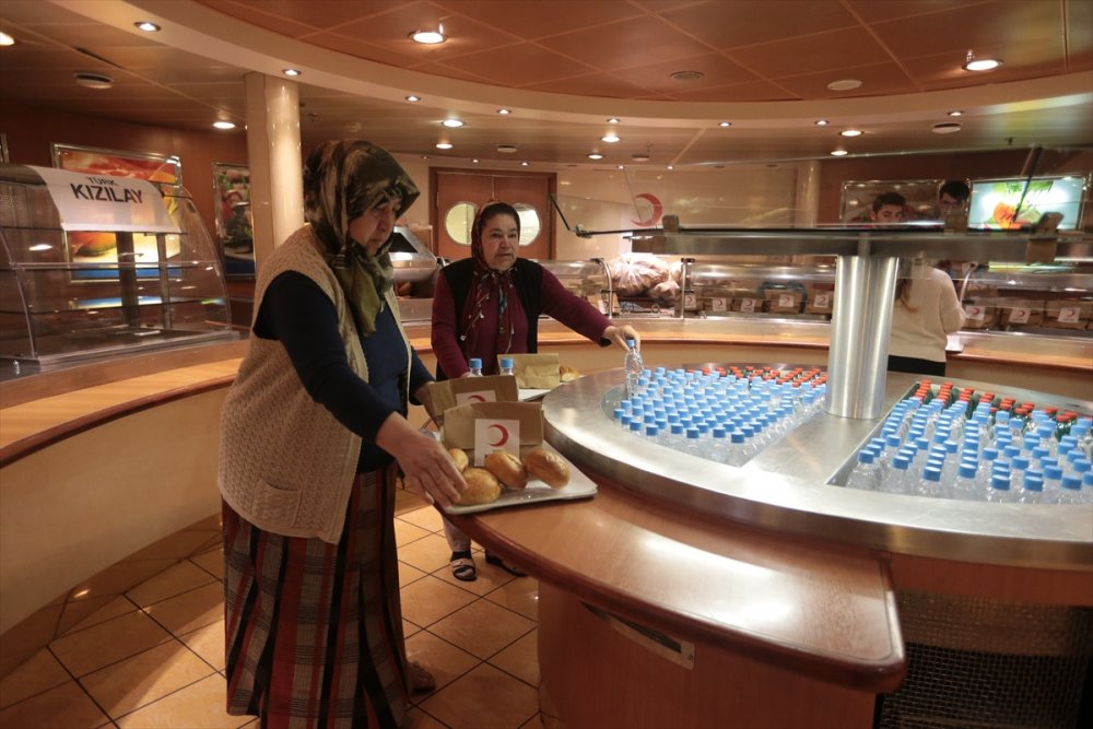 Hatay'daki gemi, çadır ve konteyner kentlerde ilk sahur