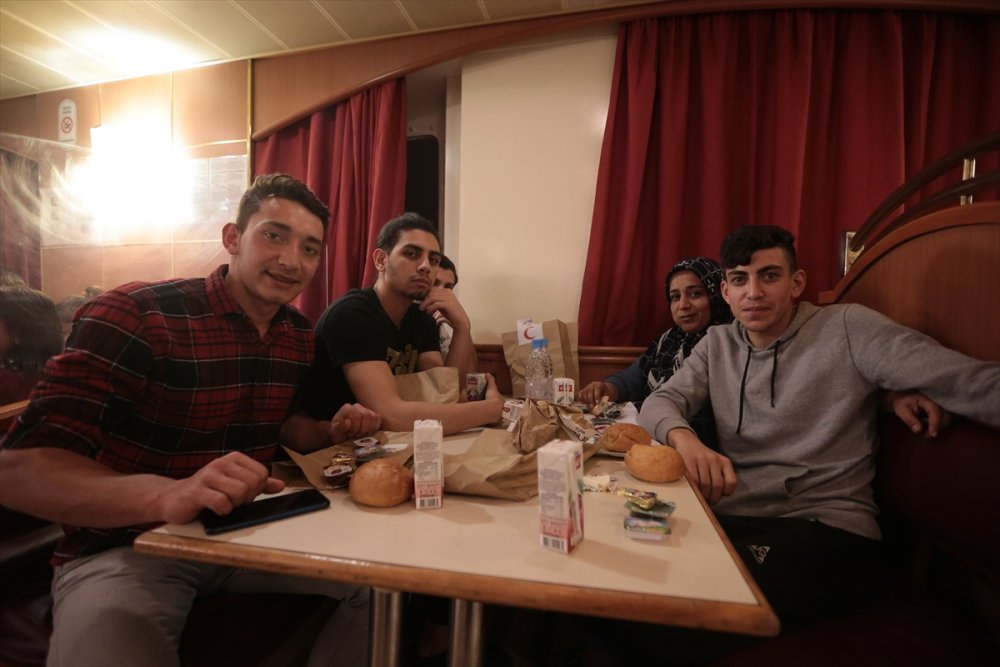 Hatay'daki gemi, çadır ve konteyner kentlerde ilk sahur