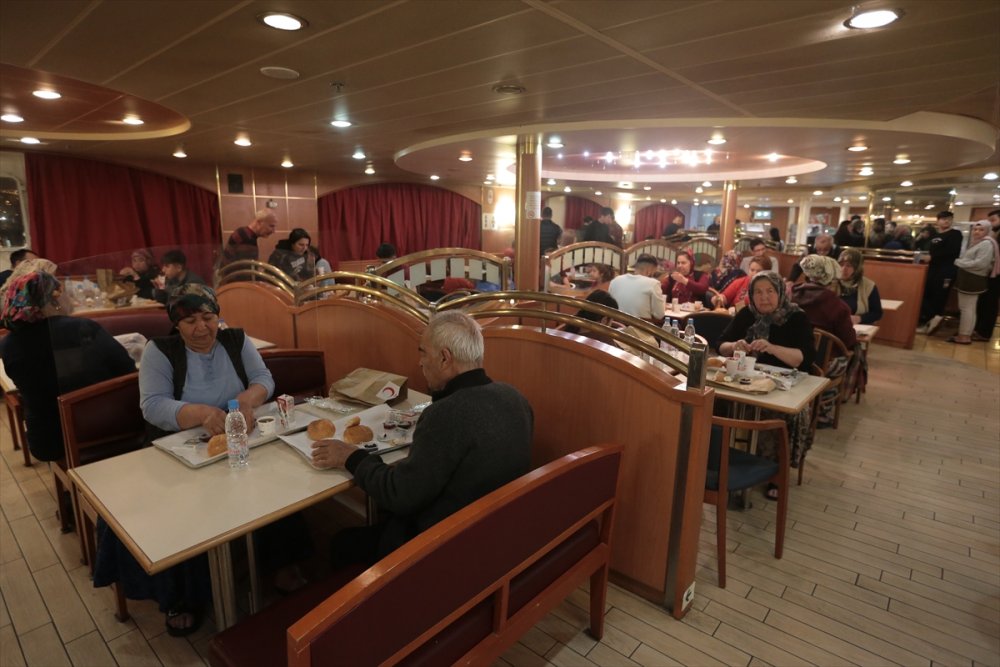 Hatay'daki gemi, çadır ve konteyner kentlerde ilk sahur