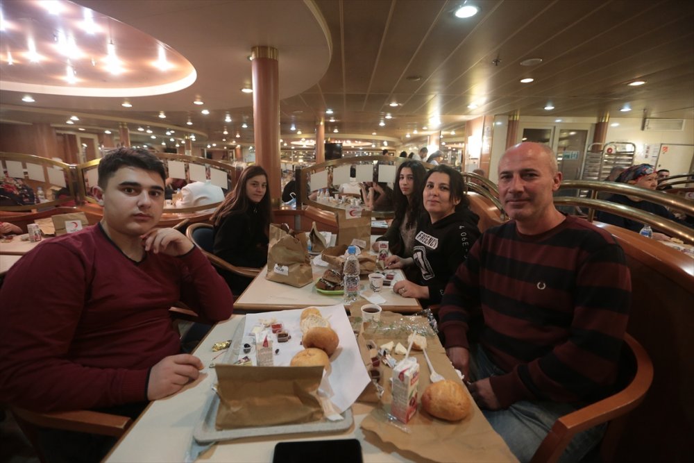 Hatay'daki gemi, çadır ve konteyner kentlerde ilk sahur