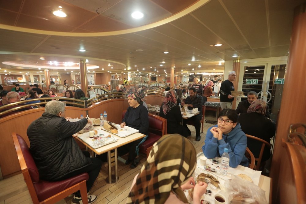 Hatay'daki gemi, çadır ve konteyner kentlerde ilk sahur