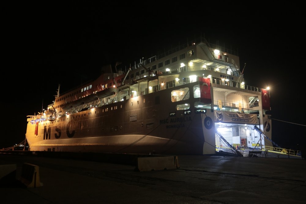 Hatay'daki gemi, çadır ve konteyner kentlerde ilk sahur