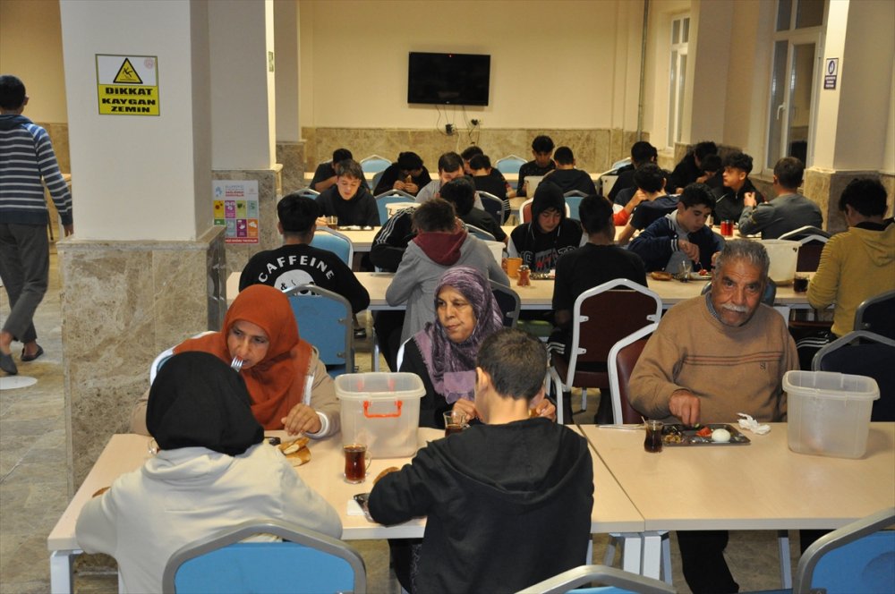 Mersin'deki depremzedeler ilk sahurlarını yaptı