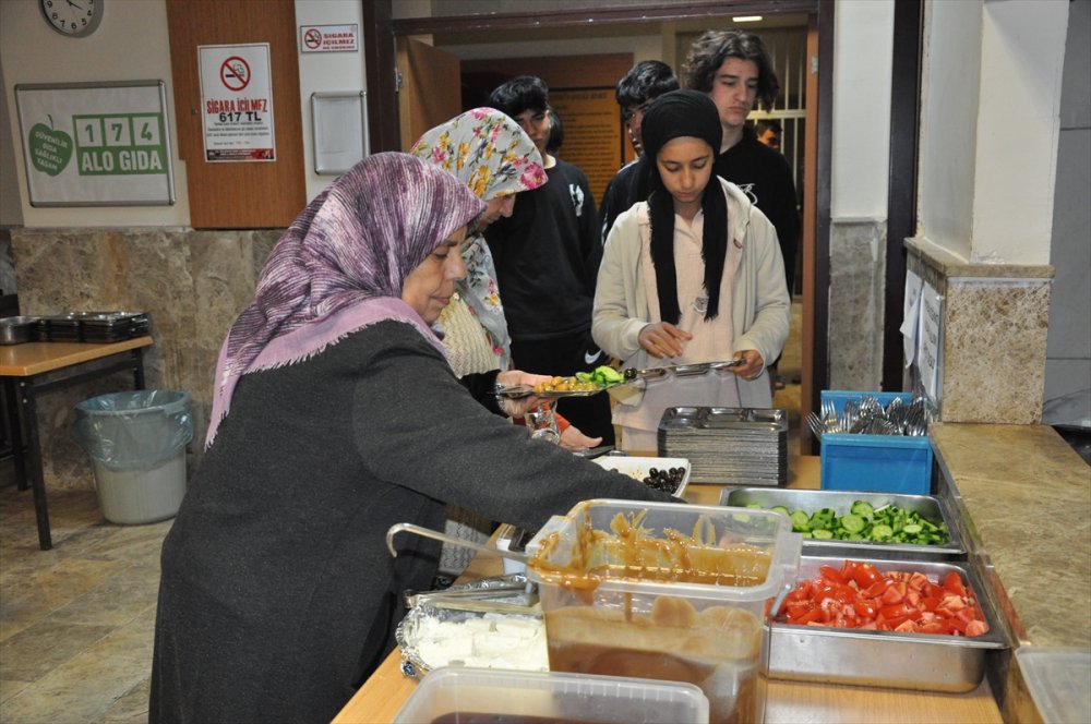 Mersin'deki depremzedeler ilk sahurlarını yaptı