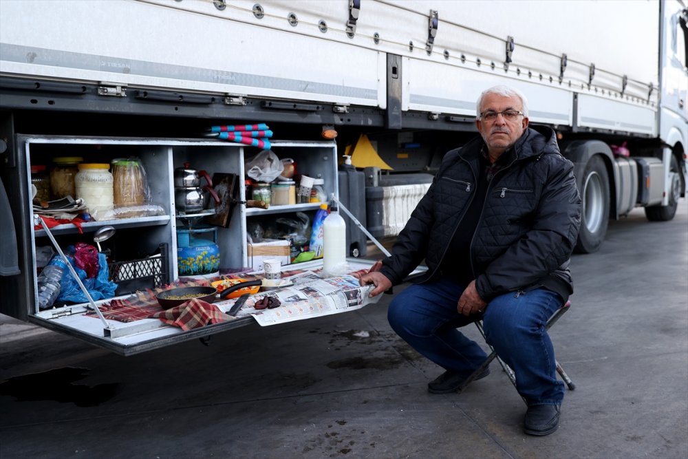 Tır şoförleri iftarı sınır kapısında yaptı