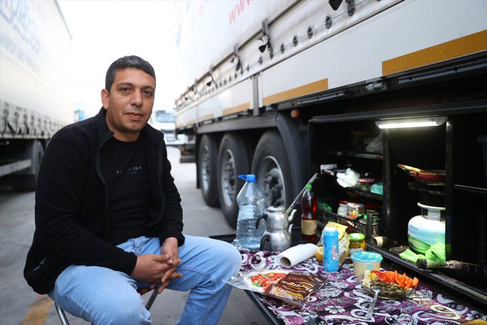 Tır şoförleri iftarı sınır kapısında yaptı