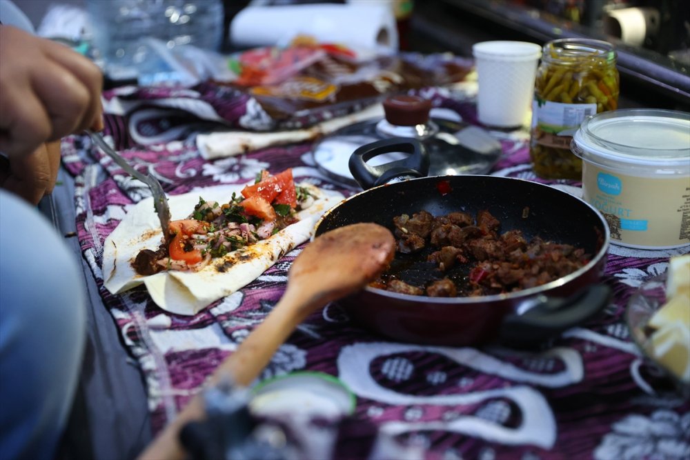 Tır şoförleri iftarı sınır kapısında yaptı