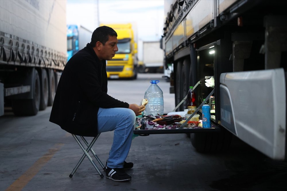 Tır şoförleri iftarı sınır kapısında yaptı
