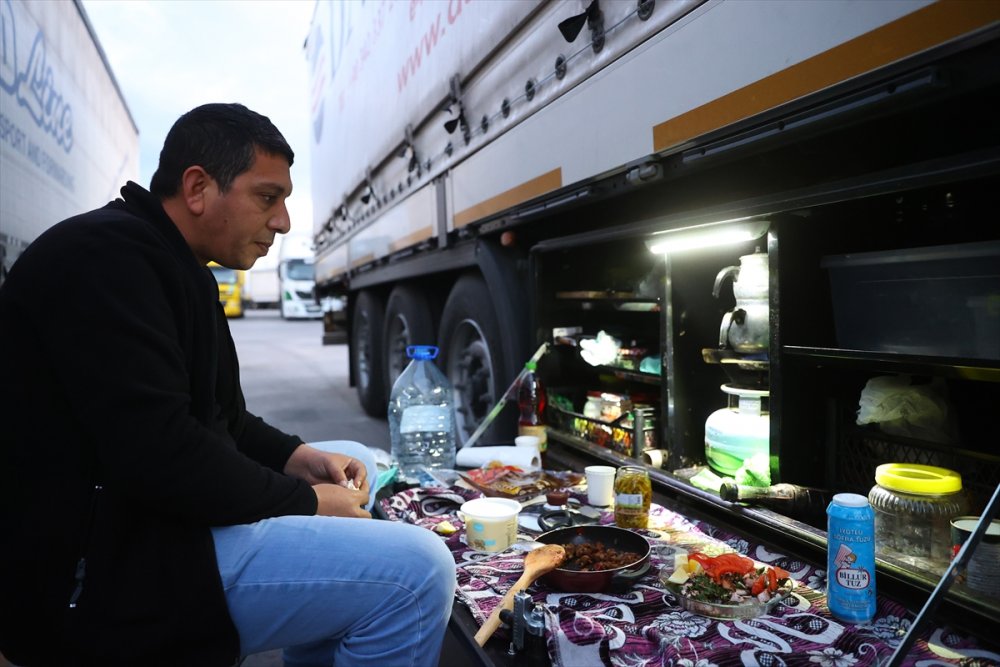 Tır şoförleri iftarı sınır kapısında yaptı