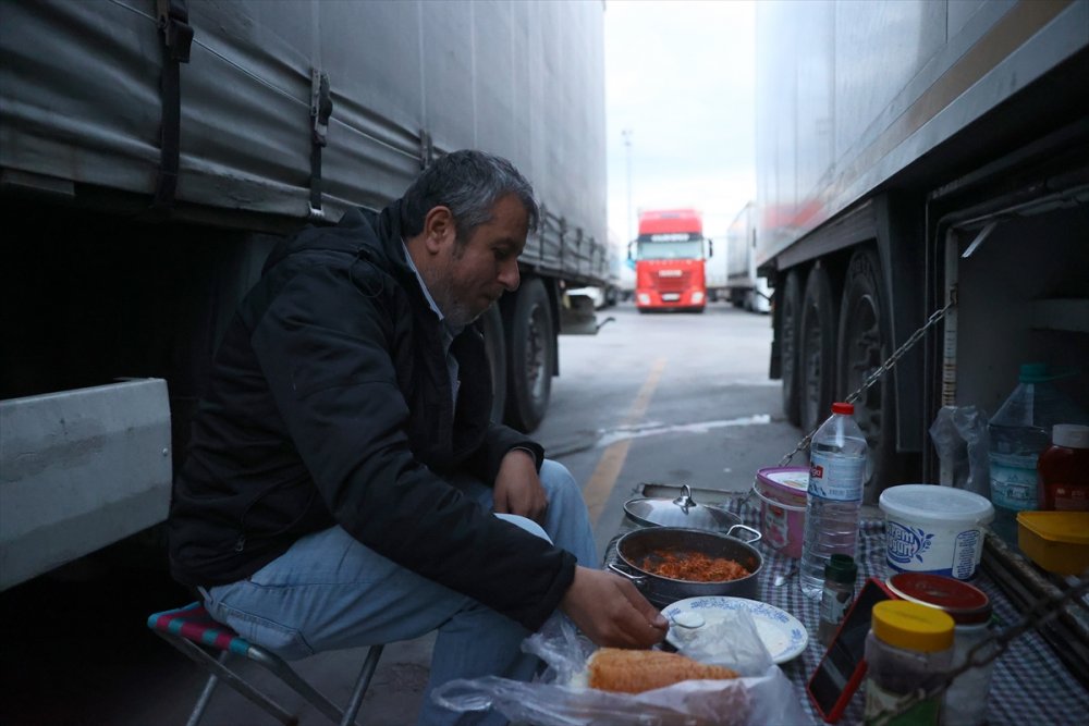 Tır şoförleri iftarı sınır kapısında yaptı