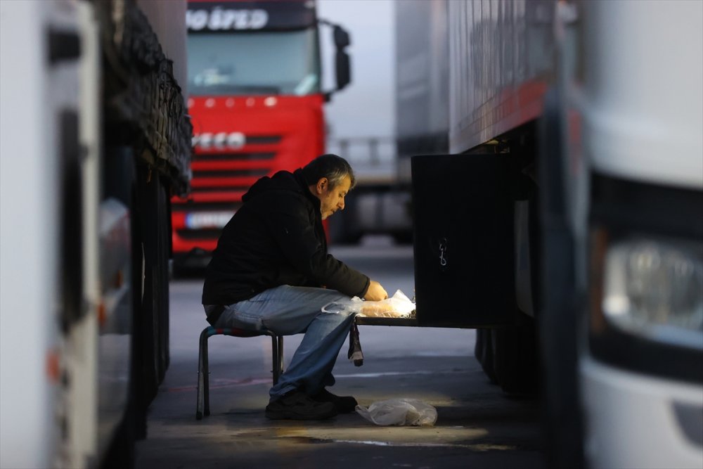 Tır şoförleri iftarı sınır kapısında yaptı