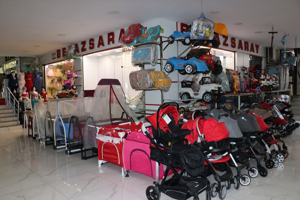 Alışveriş merkezlerine direnen "çarşı" depremi de hasarsız atlattı