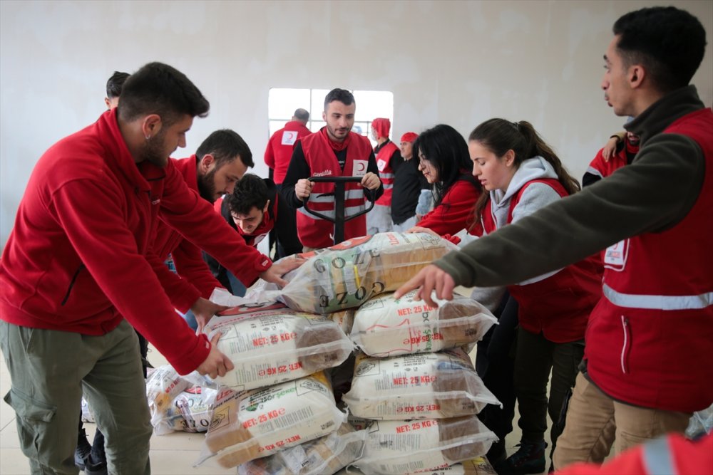 Türk Kızılay Elbistan'da 23 noktada sahurluk ve sıcak yemek ikramında bulunuyor