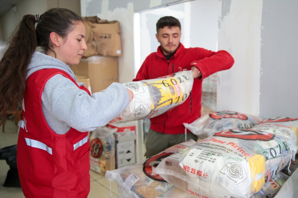 Türk Kızılay Elbistan'da 23 noktada sahurluk ve sıcak yemek ikramında bulunuyor