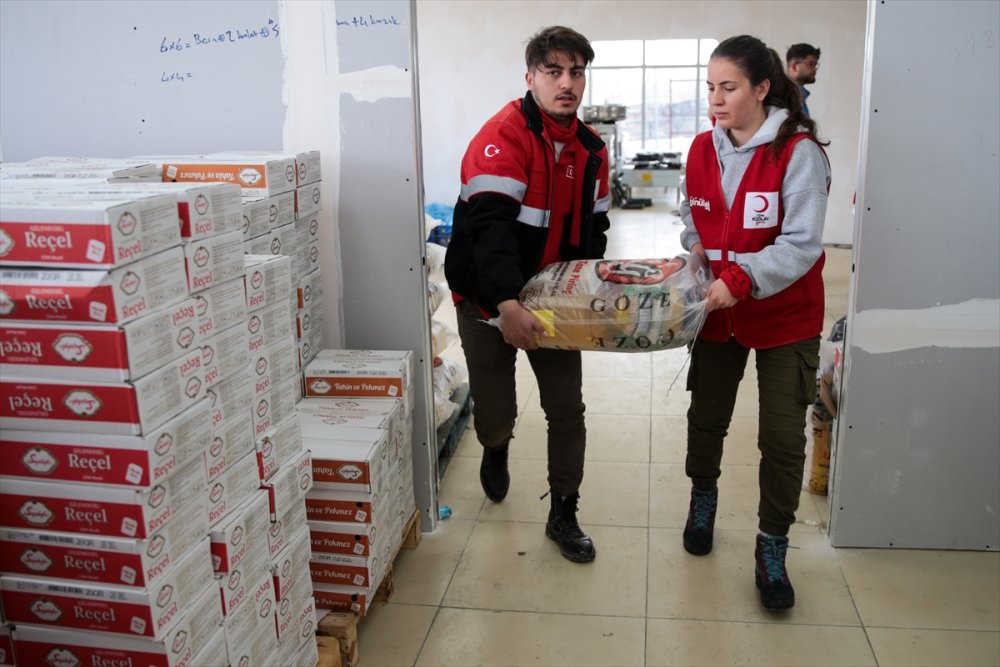 Türk Kızılay Elbistan'da 23 noktada sahurluk ve sıcak yemek ikramında bulunuyor