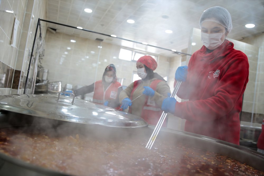 Türk Kızılay Elbistan'da 23 noktada sahurluk ve sıcak yemek ikramında bulunuyor