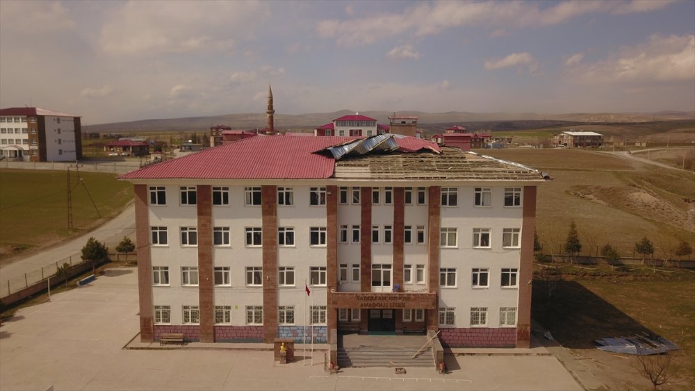 Ahlatta fırtına nedeniyle 2 okulun çatısı hasar gördü
