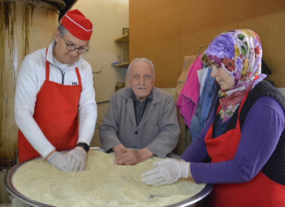 Manisa Demirci'de ramazanın asırlık geleneği: Susamlı helva