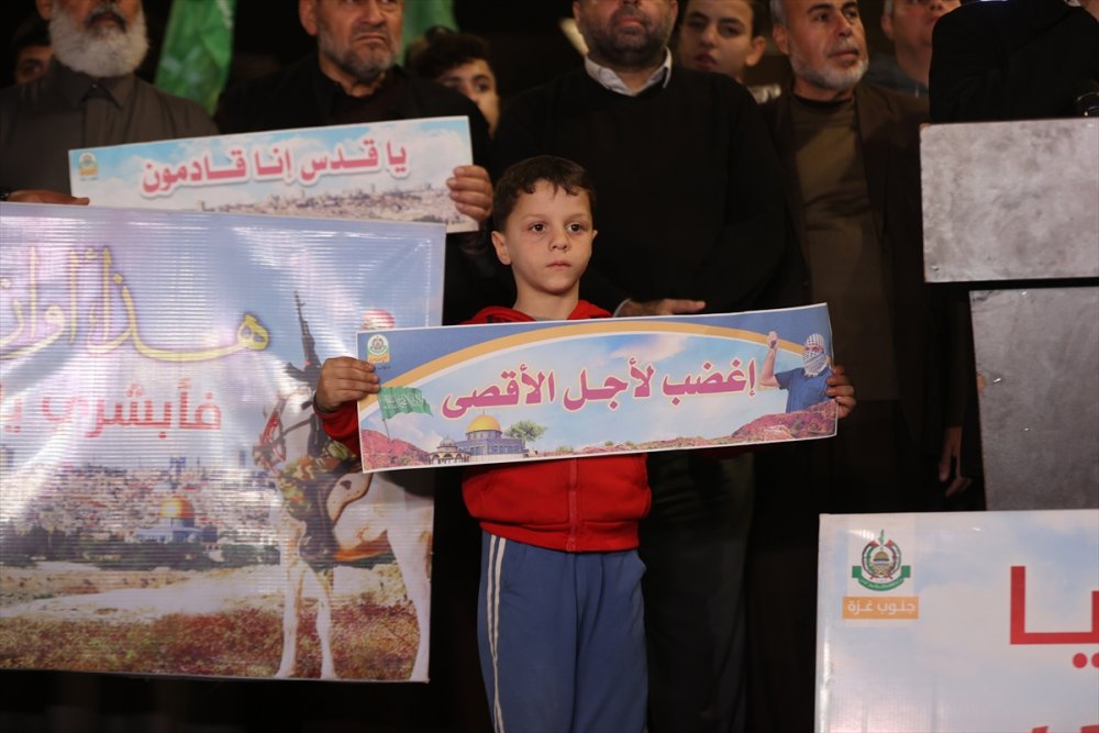 Gazze'de teravih namazının ardından İsrail güçlerinin Mescid-i Aksa baskını protesto edildi