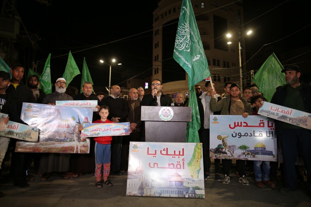 Gazze'de teravih namazının ardından İsrail güçlerinin Mescid-i Aksa baskını protesto edildi