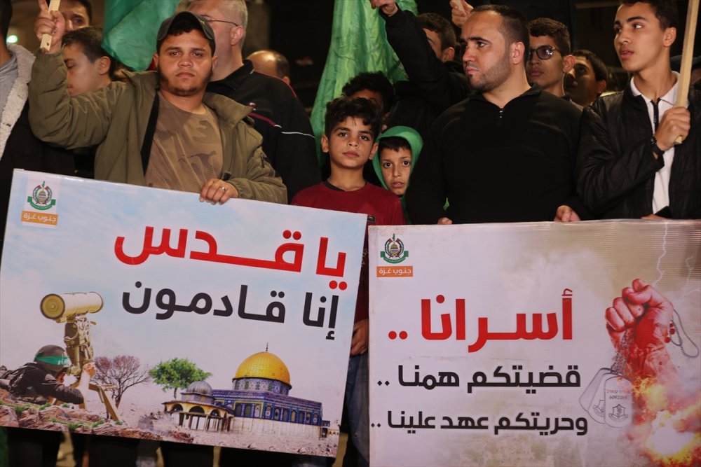 Gazze'de teravih namazının ardından İsrail güçlerinin Mescid-i Aksa baskını protesto edildi