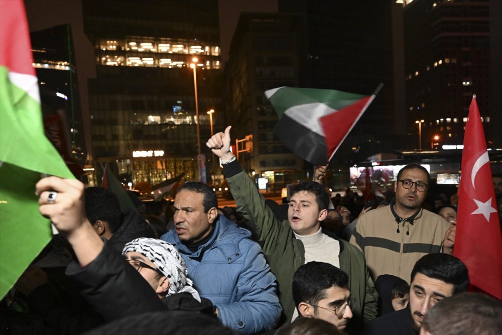İsrail'in Mescid-i Aksa saldırısı İstanbul'da protesto edildi