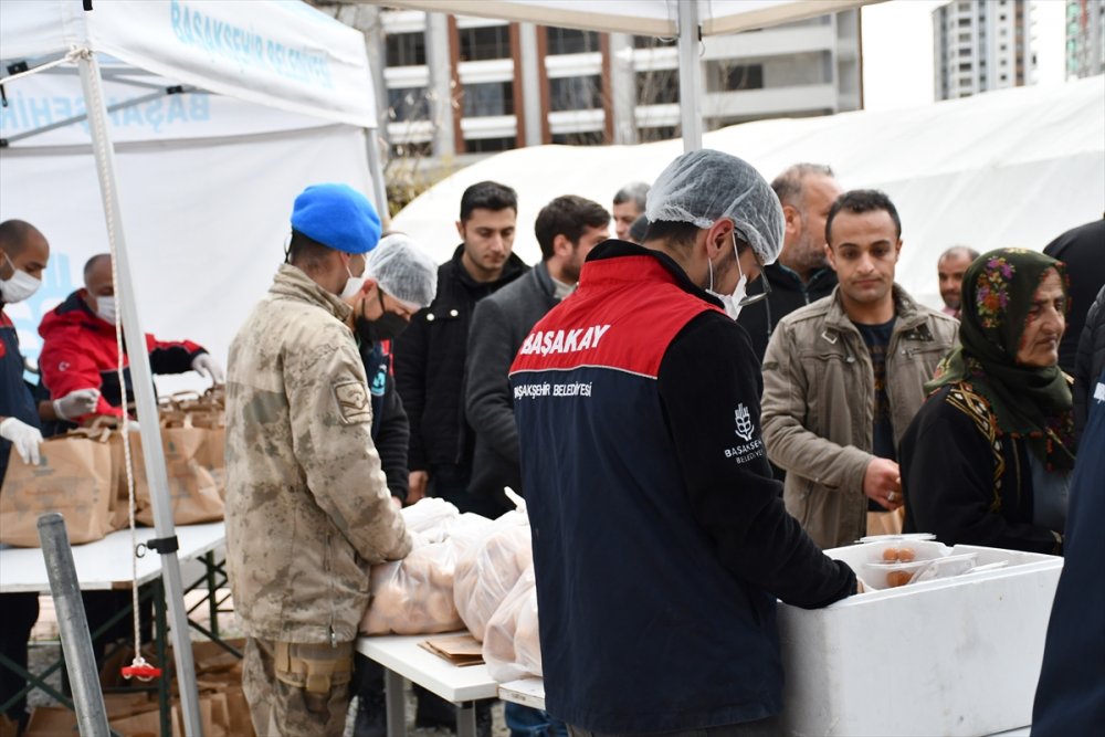 Başakşehir Belediyesi, ramazanda depremzedelerin gönül sofralarını bereketlendiriyor