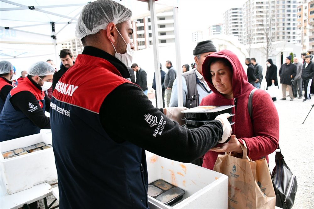 Başakşehir Belediyesi, ramazanda depremzedelerin gönül sofralarını bereketlendiriyor