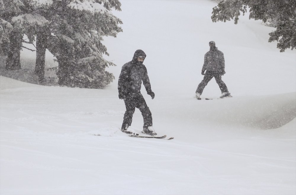 Uludağ'a nisan ortasında kar yağdı