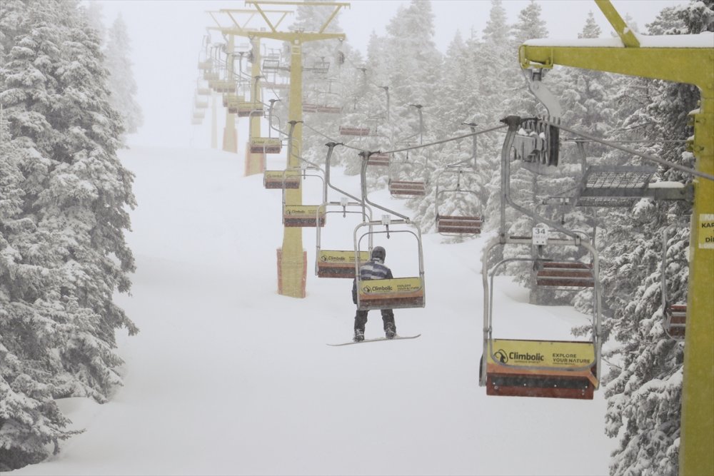 Uludağ'a nisan ortasında kar yağdı