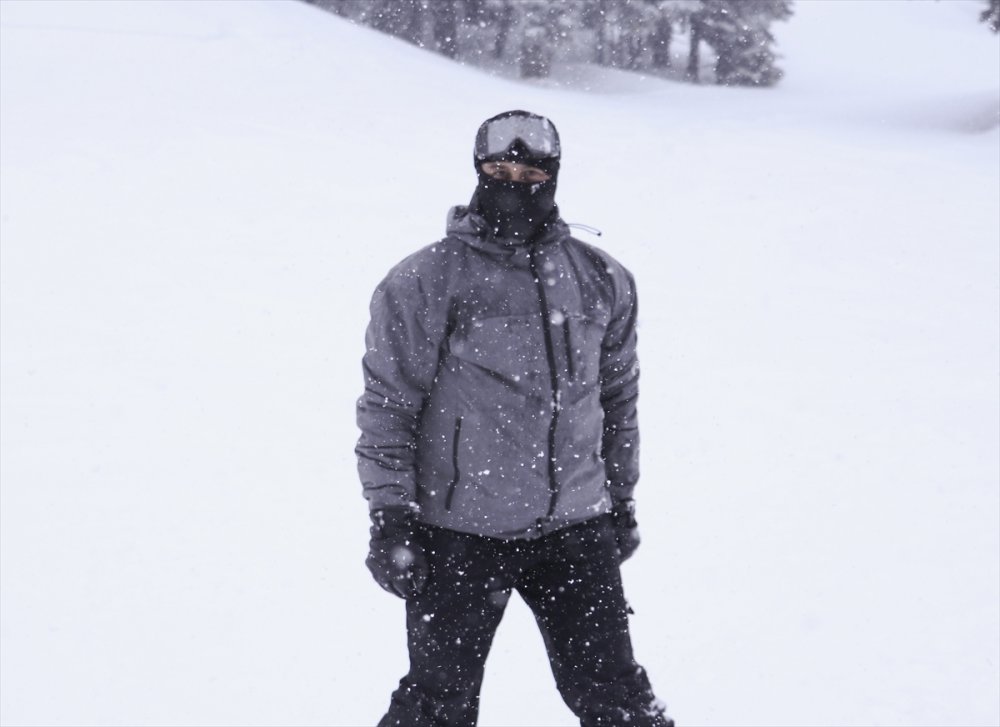 Uludağ'a nisan ortasında kar yağdı