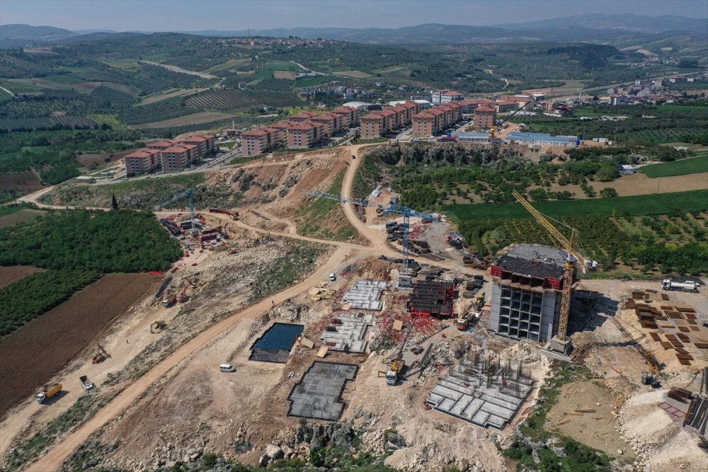 Depremin etkilediği Hatay'da temeli atılan konutların inşaatı devam ediyor
