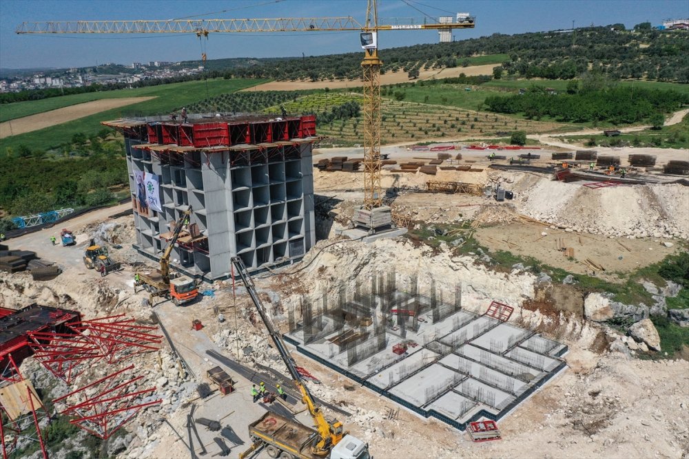 Depremin etkilediği Hatay'da temeli atılan konutların inşaatı devam ediyor