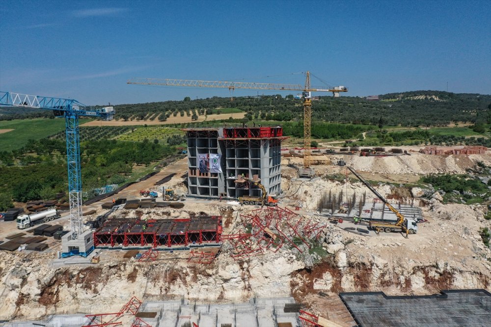 Depremin etkilediği Hatay'da temeli atılan konutların inşaatı devam ediyor
