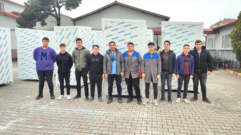 Sakarya'da meslek liseliler deprem bölgesi için duşakabin üretti