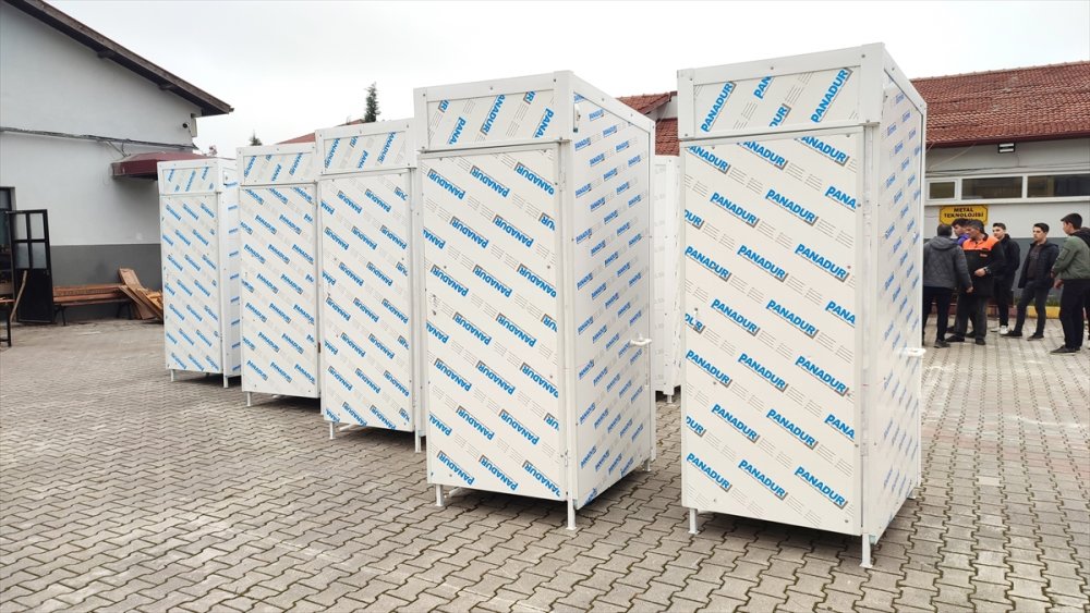 Sakarya'da meslek liseliler deprem bölgesi için duşakabin üretti