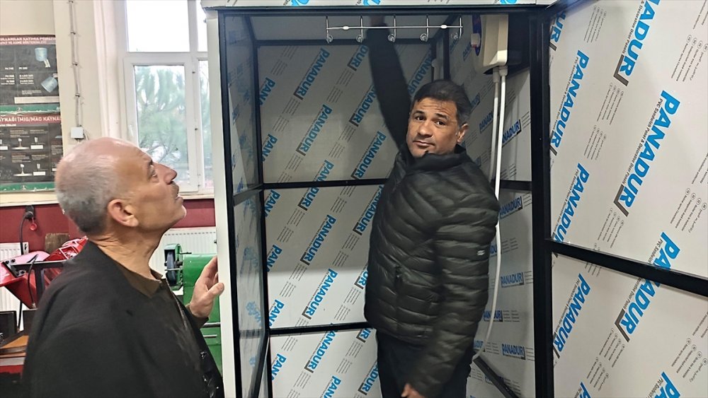 Sakarya'da meslek liseliler deprem bölgesi için duşakabin üretti