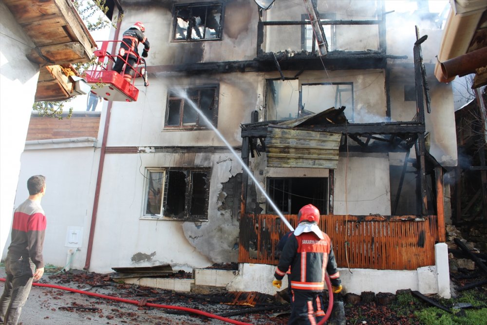 Sakarya'da 3 katlı ahşap ev yangında kullanılamaz hale geldi