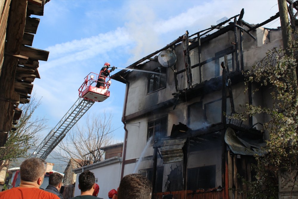 Sakarya'da 3 katlı ahşap ev yangında kullanılamaz hale geldi