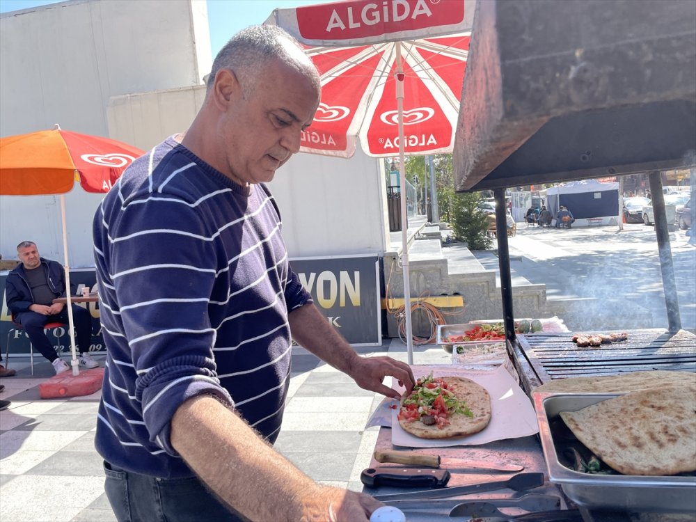 Yeni Malatyaspor'un depremzede aşçısı tezgahta köfte satarak geçimini sağlıyor