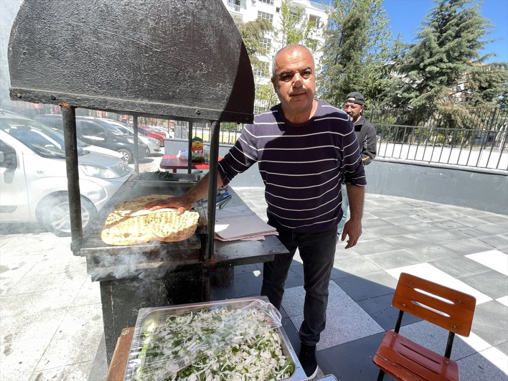 Yeni Malatyaspor'un depremzede aşçısı tezgahta köfte satarak geçimini sağlıyor